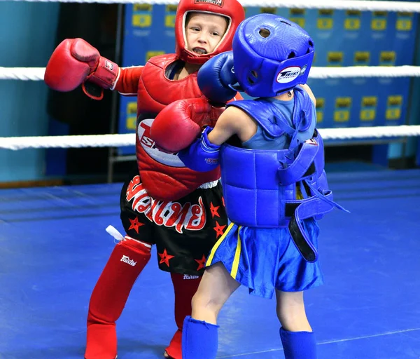 Orenburg, Rusya - 20 Ekim 2019: Erkekler Tayland boksunda yarışıyor — Stok fotoğraf