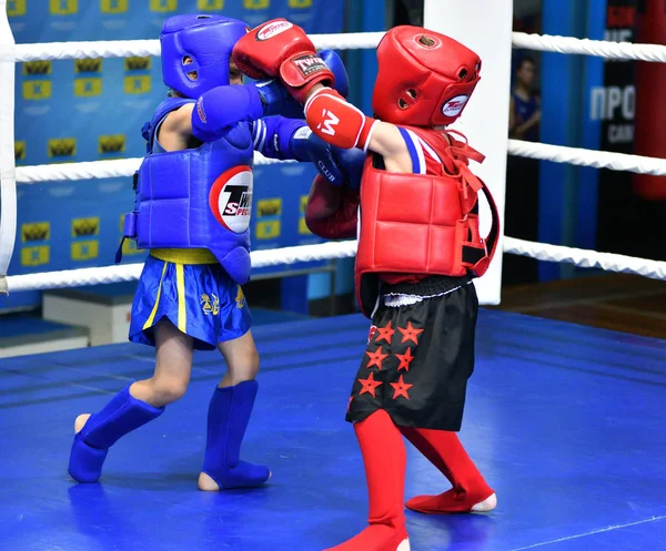 Orenburg, russland - 20. oktober 2019: jungs messen sich im thai-boxen — Stockfoto