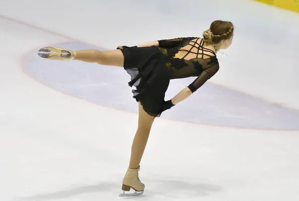 Patinaje sobre hielo niña — Foto de Stock