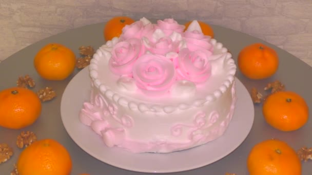 用奶油做的玫瑰做的节日蛋糕 — 图库视频影像