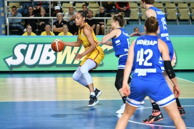 Orenburg, Rusya - 3 Ekim 2019: Kızlar basketbol oynar