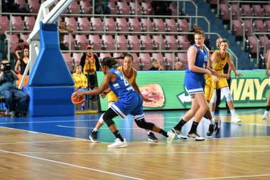Orenburg, Rusya - 3 Ekim 2019: Kızlar basketbol oynar