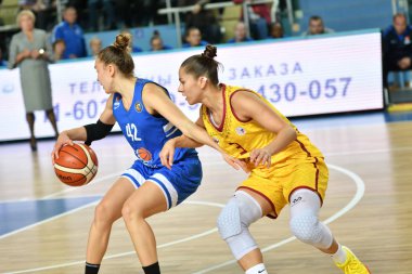 Orenburg, Rusya - 3 Ekim 2019: Kızlar basketbol oynar