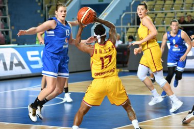 Orenburg, Rusya - 3 Ekim 2019: Kızlar basketbol oynar