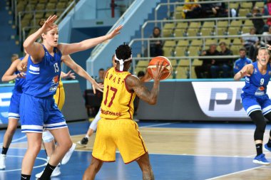 Orenburg, Rusya - 3 Ekim 2019: Kızlar basketbol oynar