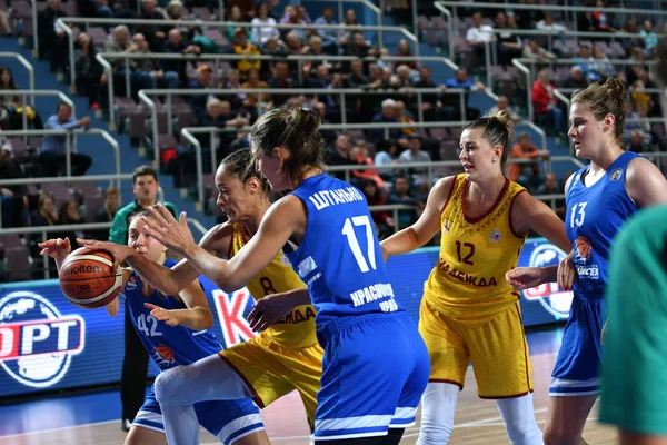 Orenburg, Rusia - 3 de octubre de 2019: Las niñas juegan al baloncesto — Foto de Stock