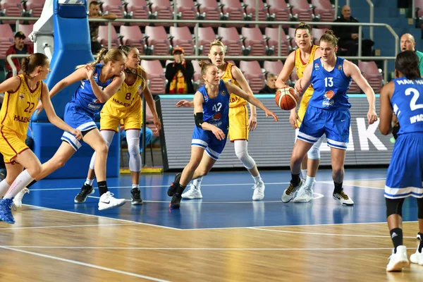 Orenburg, Rosja - 3 października 2019: Dziewczyny grają w koszykówkę — Zdjęcie stockowe