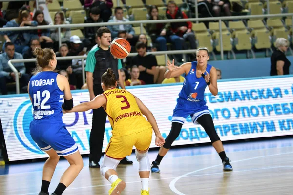 Orenburg, Rusko - 3. října 2019: Dívky hrají basketbal — Stock fotografie