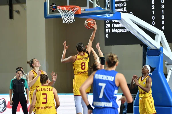 Orenburg, Rusko - 3. října 2019: Dívky hrají basketbal — Stock fotografie