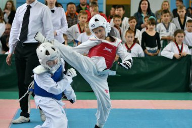Orenburg, Rusya - 19 Ekim 2019: Erkekler tekvandoda yarışıyor