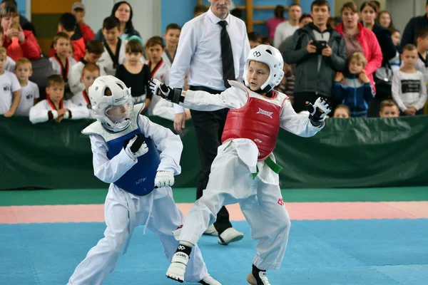 Orenburg, Venäjä - 19. lokakuuta 2019: Pojat kilpailevat taekwondossa — kuvapankkivalokuva
