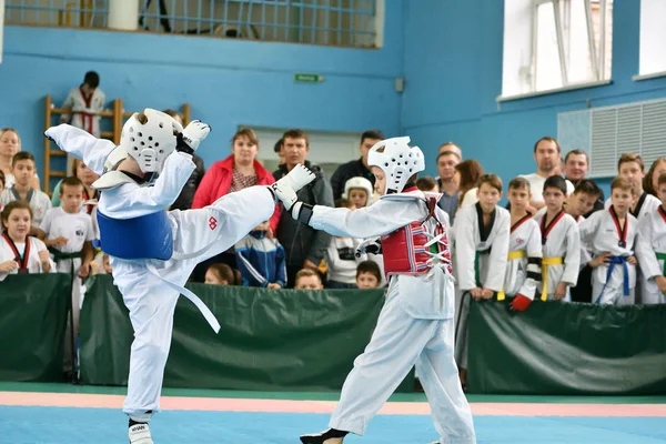 Orenburg, Oroszország - 2019. október 19.: A fiúk taekwondóban versenyeznek — Stock Fotó