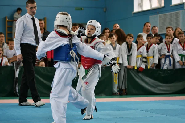 Orenburg, Russia - 19 ottobre 2019: I ragazzi gareggiano a taekwondo — Foto Stock