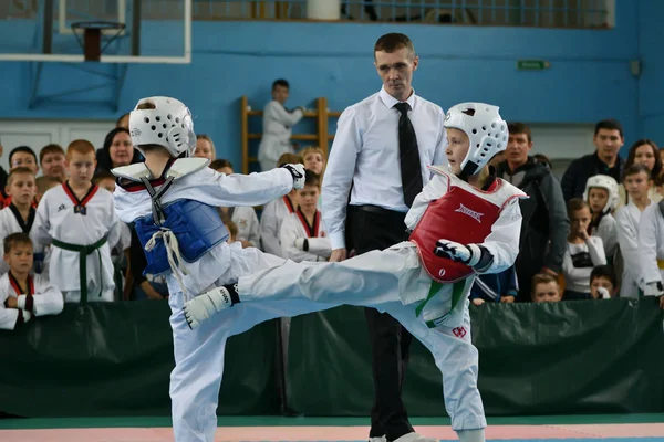 Orenburg, Rosja - 19 października 2019: Chłopcy rywalizują w taekwondo — Zdjęcie stockowe