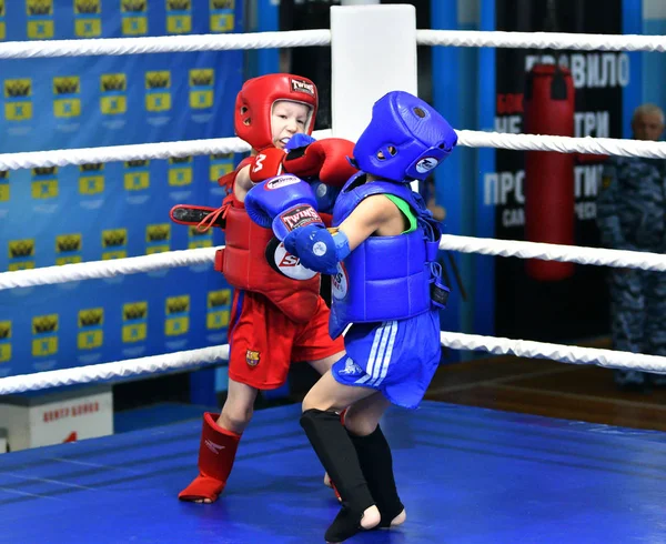 Orenburg, Russie - 20 octobre 2019 : Les garçons concourent en boxe thaïlandaise — Photo