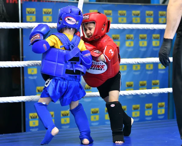 Orenburg, Rusland - 20 oktober 2019: Jongens nemen deel aan Thais boksen — Stockfoto