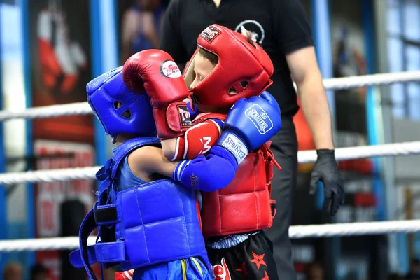 Orenburg, Russia - October 20, 2019: Αγόρια διαγωνίζονται στην Ταϊλανδέζικη πυγμαχία — Φωτογραφία Αρχείου