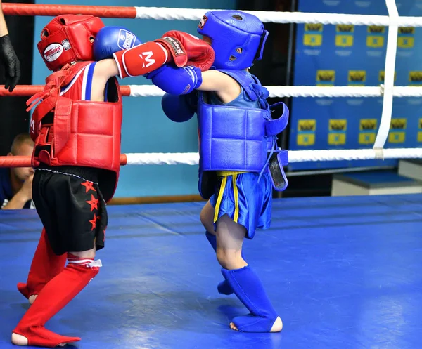 Orenburg, Rosja - 20 października 2019: Chłopcy rywalizują w tajskim boksie — Zdjęcie stockowe