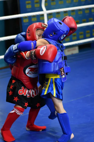 Orenburg, Russia - 20 ottobre 2019: I ragazzi gareggiano nella boxe thailandese — Foto Stock