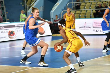 Orenburg, Rusya - 3 Ekim 2019: Kızlar basketbol oynar