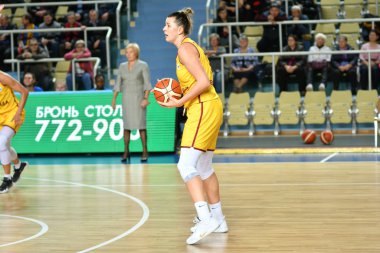 Orenburg, Rusya - 3 Ekim 2019: Kızlar basketbol oynar