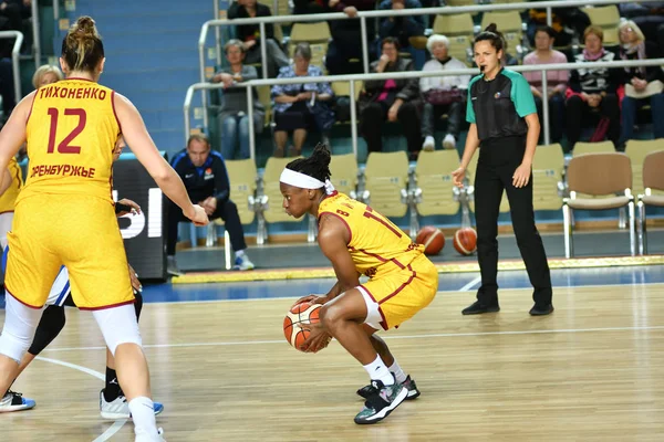 Orenburg, Rusya - 3 Ekim 2019: Kızlar basketbol oynar — Stok fotoğraf