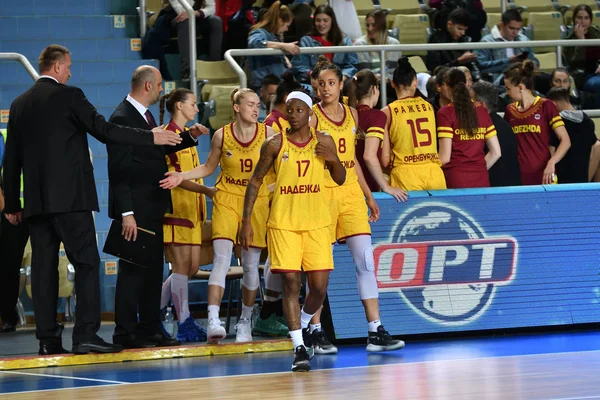 Orenburg, Rusko - 3. října 2019: Dívky hrají basketbal — Stock fotografie