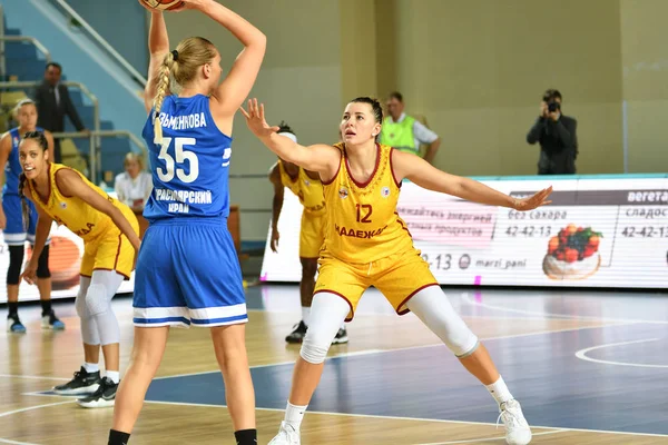 Orenburg, Rusya - 3 Ekim 2019: Kızlar basketbol oynar