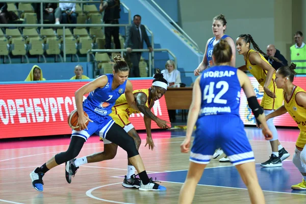 Orenburg, Rusia - 3 de octubre de 2019: Las niñas juegan al baloncesto — Foto de Stock