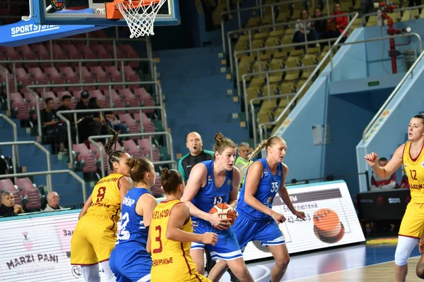 Orenburg, Russia - 3 ottobre 2019: Le ragazze giocano a basket — Foto Stock