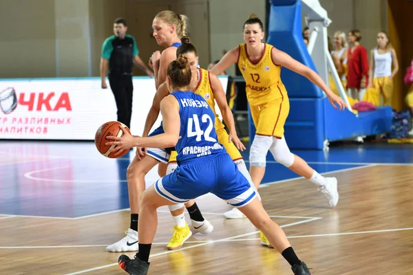 Orenburg, Rusko - 3. října 2019: Dívky hrají basketbal — Stock fotografie