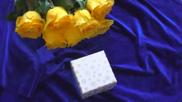 Κίτρινα Τριαντάφυλλα Μπλε Φόντο Και Ένα Δώρο Για Τον Αγαπημένο — Αρχείο Βίντεο
