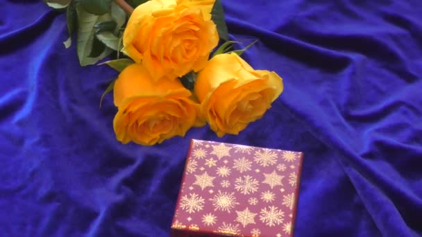 Rosas Amarillas Sobre Fondo Azul Regalo Para Ser Querido — Vídeos de Stock