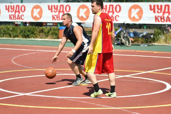 Orenburg, Rusia - 30 de julio de 2017 año: los hombres juegan Street Basketball —  Fotos de Stock