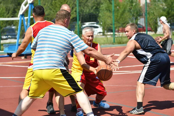 Orenburg, Russia - July 30, 2017 year: men play Street Basketball — Stock Photo, Image