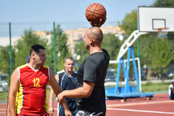 Orenburg, Rusya Federasyonu - 30 Temmuz 2017 yıl: millet sokak basketbol oyun — Stok fotoğraf