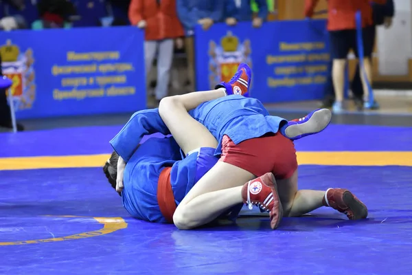 Orenburg, Rússia - 16 de fevereiro de 2019: competições de meninas Sambo — Fotografia de Stock