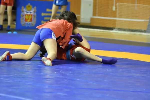 Orenburg, Rússia - 16 de fevereiro de 2019: competições de meninas Sambo — Fotografia de Stock