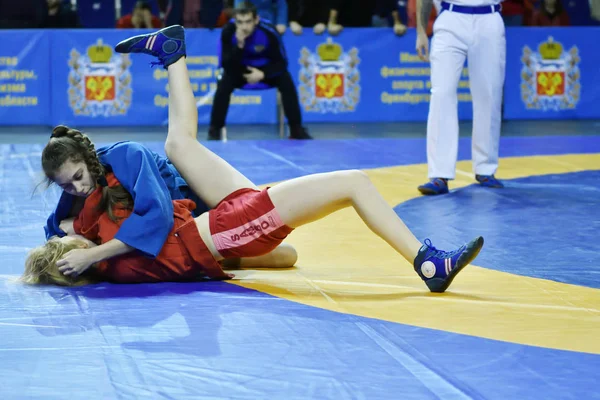 Orenburg, Rússia - 16 de fevereiro de 2019: competições de meninas Sambo — Fotografia de Stock