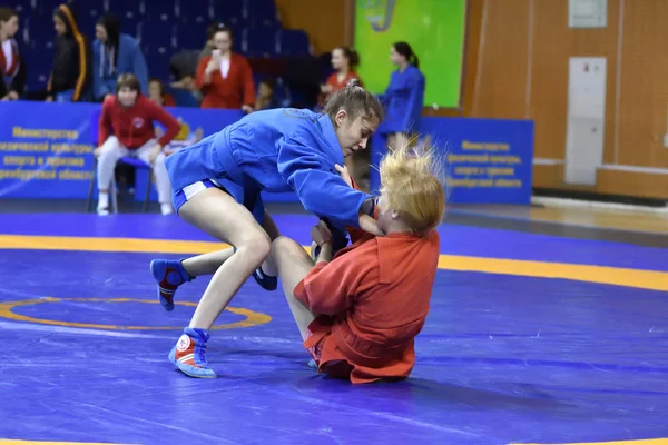 Orenburg, Rússia - 16 de fevereiro de 2019: competições de meninas Sambo — Fotografia de Stock