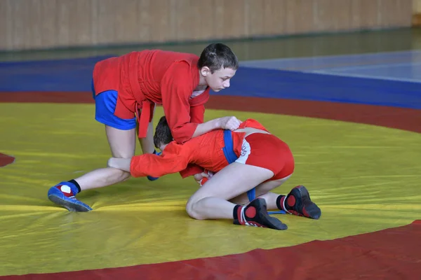 Orenburg, Ryssland - 23 februari 2019: Pojkar tävlingar Sambo — Stockfoto
