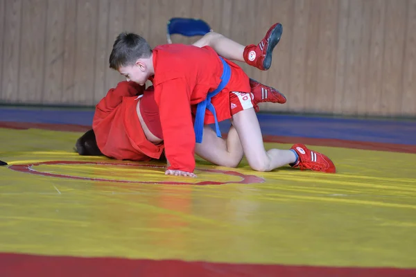 Orenburg, Rússia - 23 de fevereiro de 2019: Competições de meninos Sambo — Fotografia de Stock