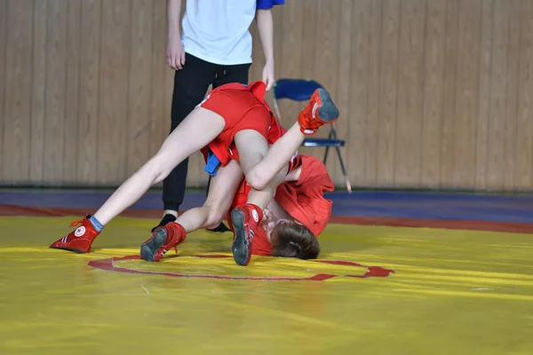 Orenburg, Rússia - 23 de fevereiro de 2019: Competições de meninos Sambo — Fotografia de Stock