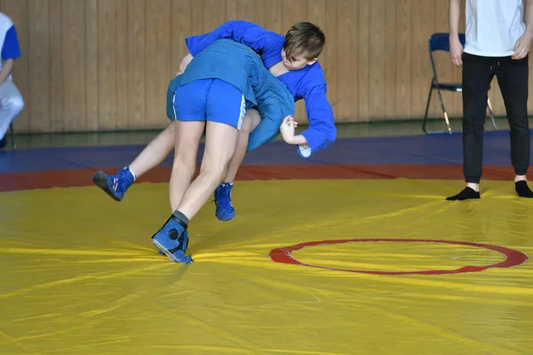 Orenburg, Rússia - 23 de fevereiro de 2019: Competições de meninos Sambo — Fotografia de Stock