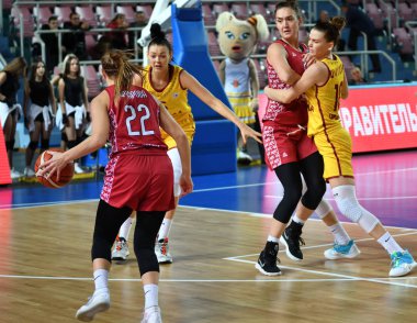 Orenburg, Rusya - 6 Ekim 2019: Kızlar basketbol oynar.