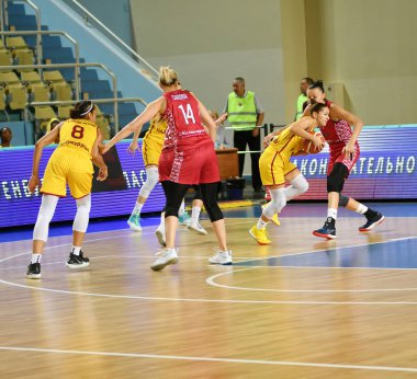 Orenburg, Rusya - 6 Ekim 2019: Kızlar basketbol oynar.