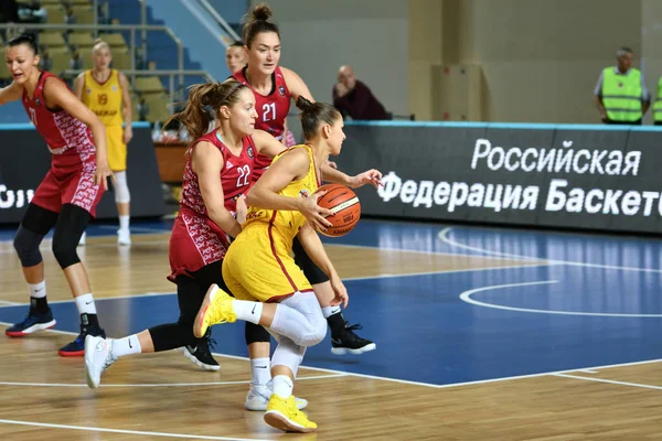 Orenburg, Rusya - 6 Ekim 2019: Kızlar basketbol oynar. — Stok fotoğraf