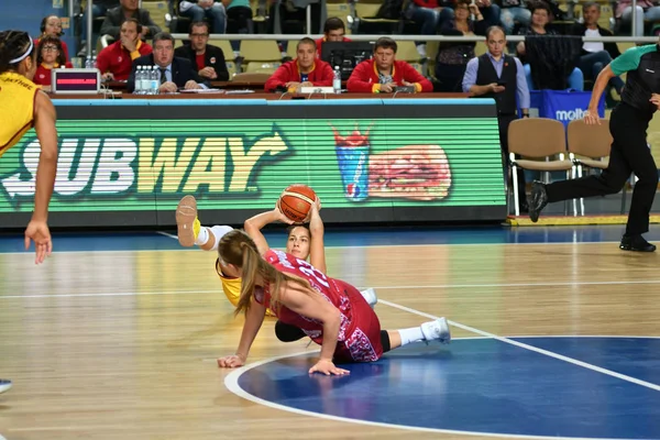 Orenburg (Russia), 6 ottobre 2019: Le ragazze giocano a basket. — Foto Stock