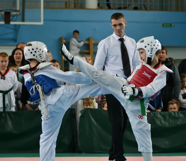 Orenburg, Rusya - 19 Ekim 2019: Erkekler tekvandoda yarışıyor — Stok fotoğraf