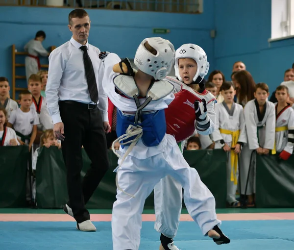 Orenburg, Rusko - 19. října 2019: Kluci soutěží v taekwondu — Stock fotografie
